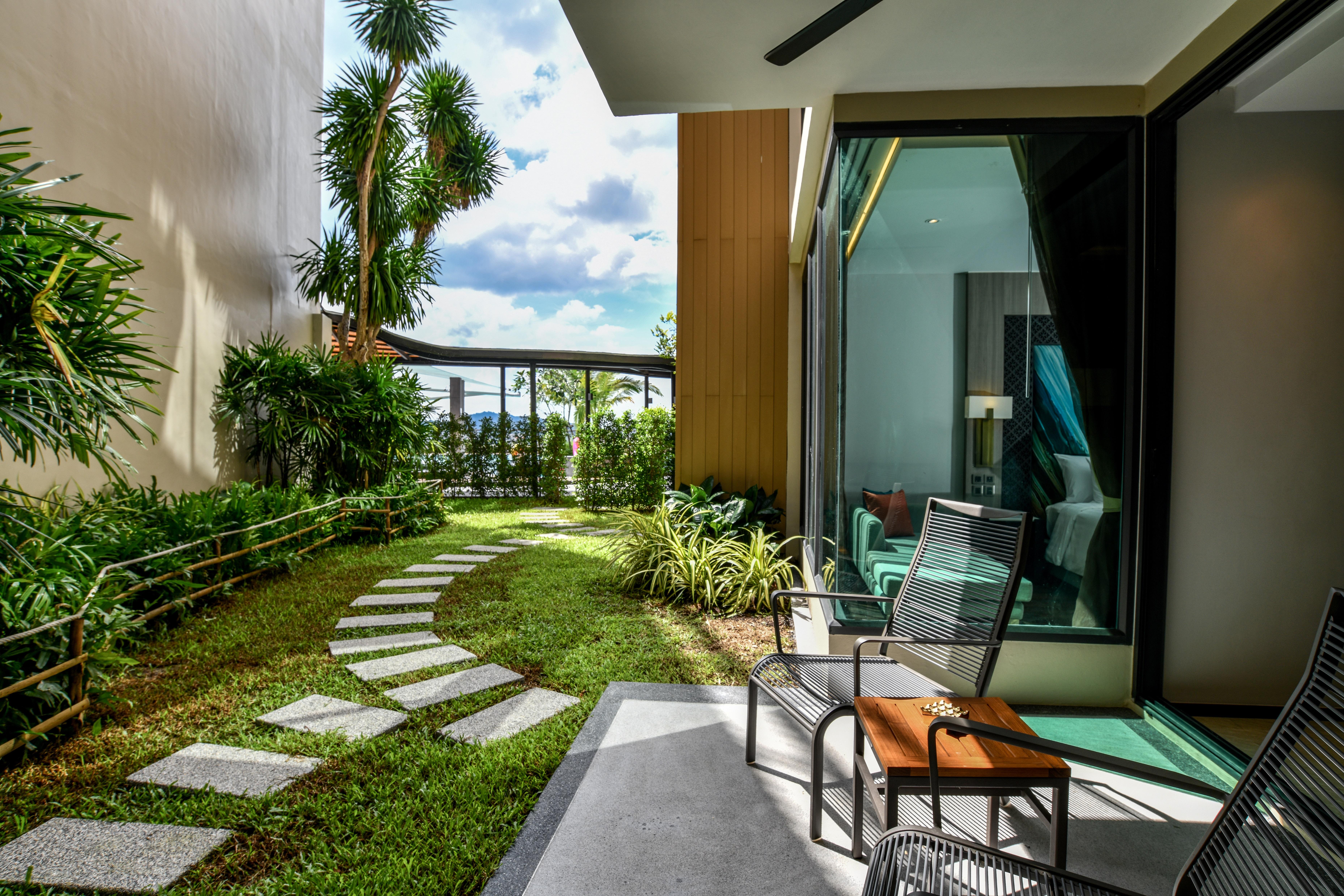 Skyview Resort Phuket Patong Beach Exterior foto The private garden of a suite at the hotel