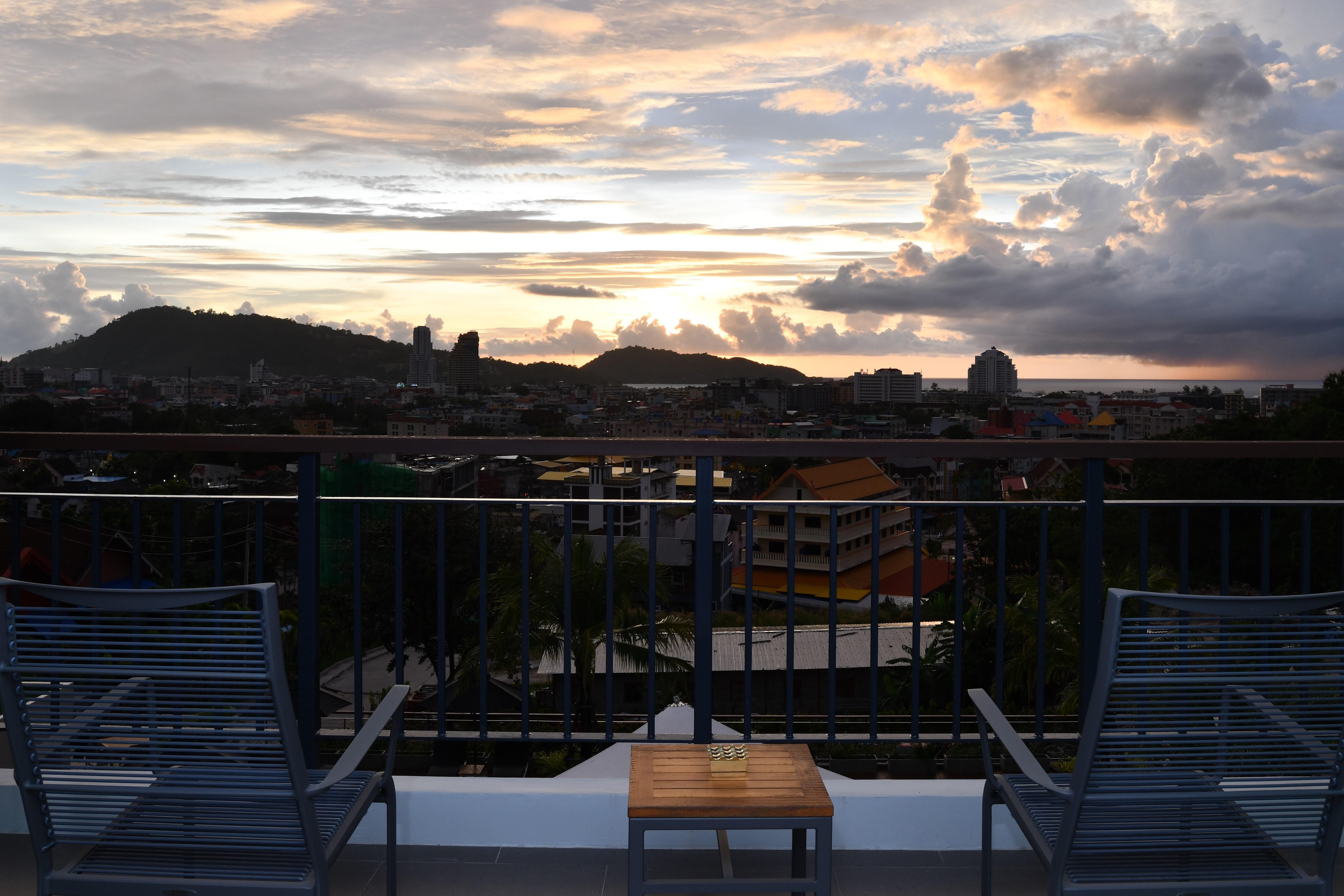 Skyview Resort Phuket Patong Beach Exterior foto Sunset at the University of the West Indies Cave Hill Campus