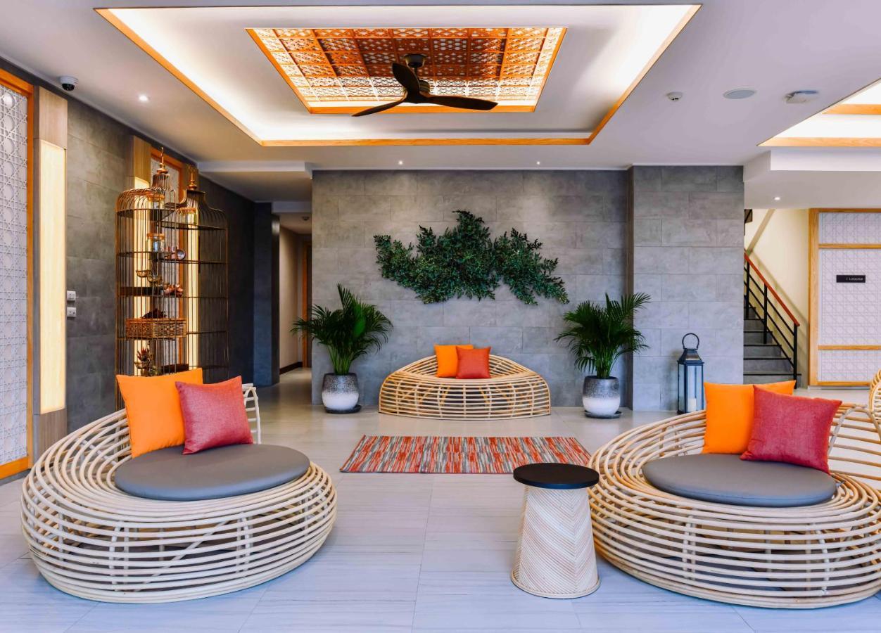 Skyview Resort Phuket Patong Beach Exterior foto The lobby of the resort