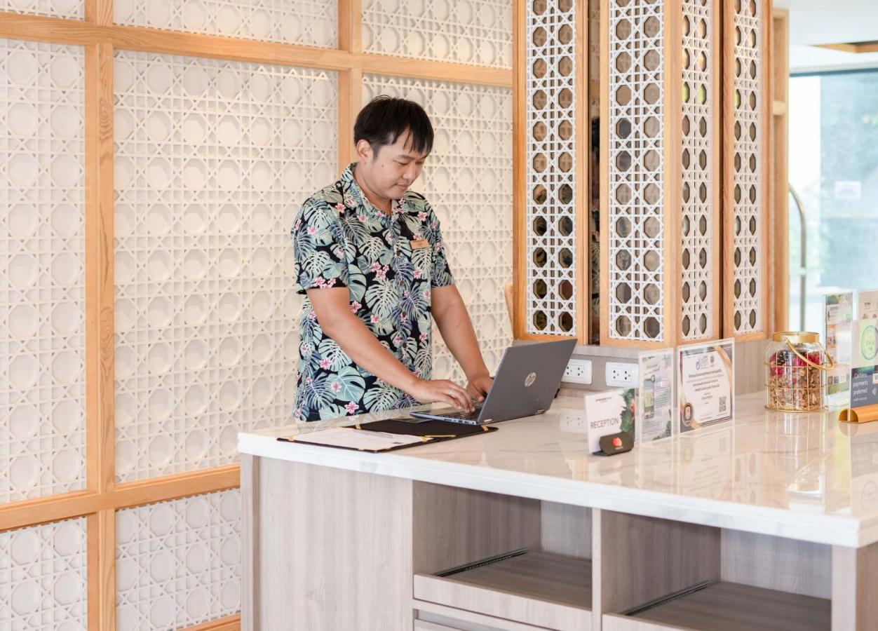 Skyview Resort Phuket Patong Beach Exterior foto A student working at the library