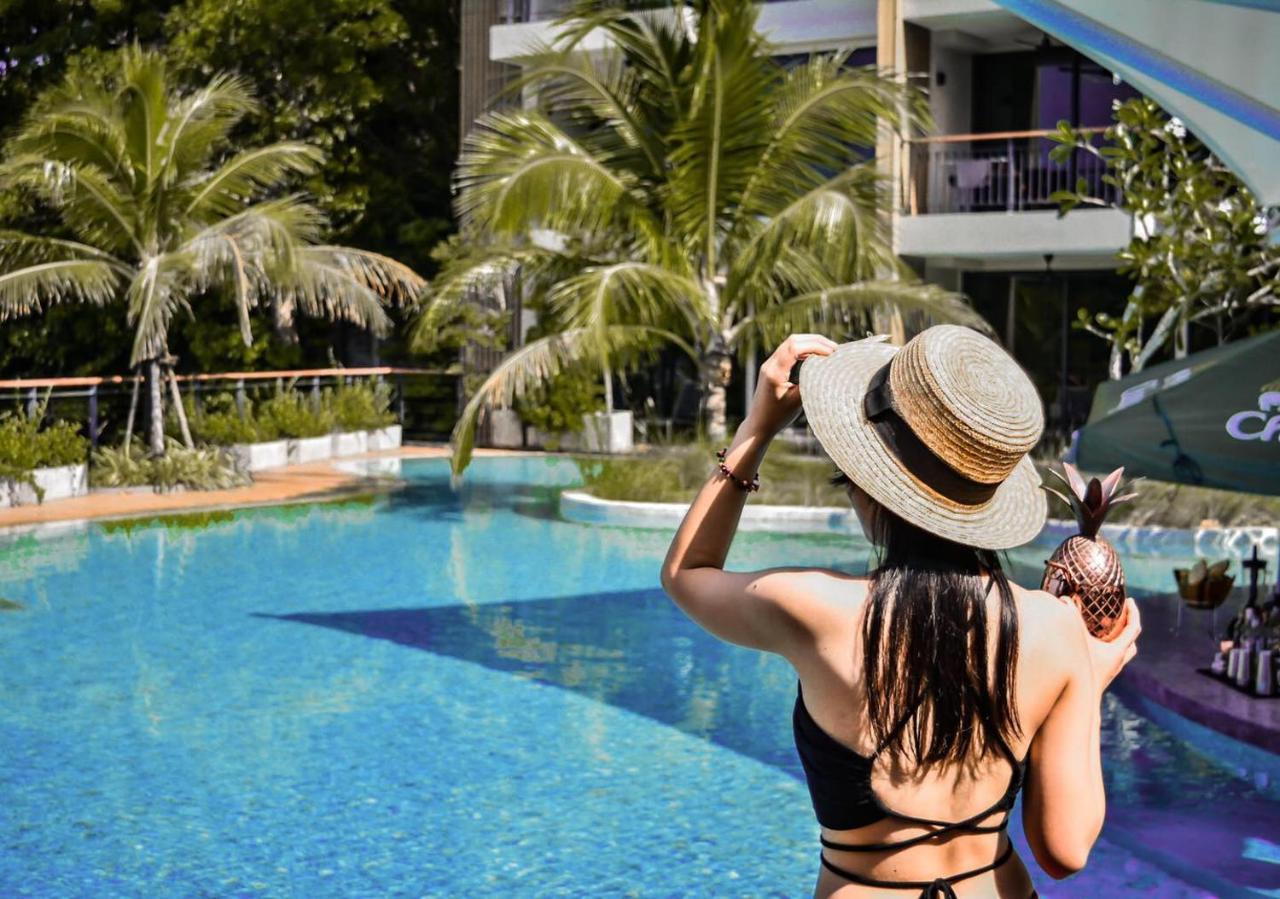 Skyview Resort Phuket Patong Beach Exterior foto A woman at a pool
