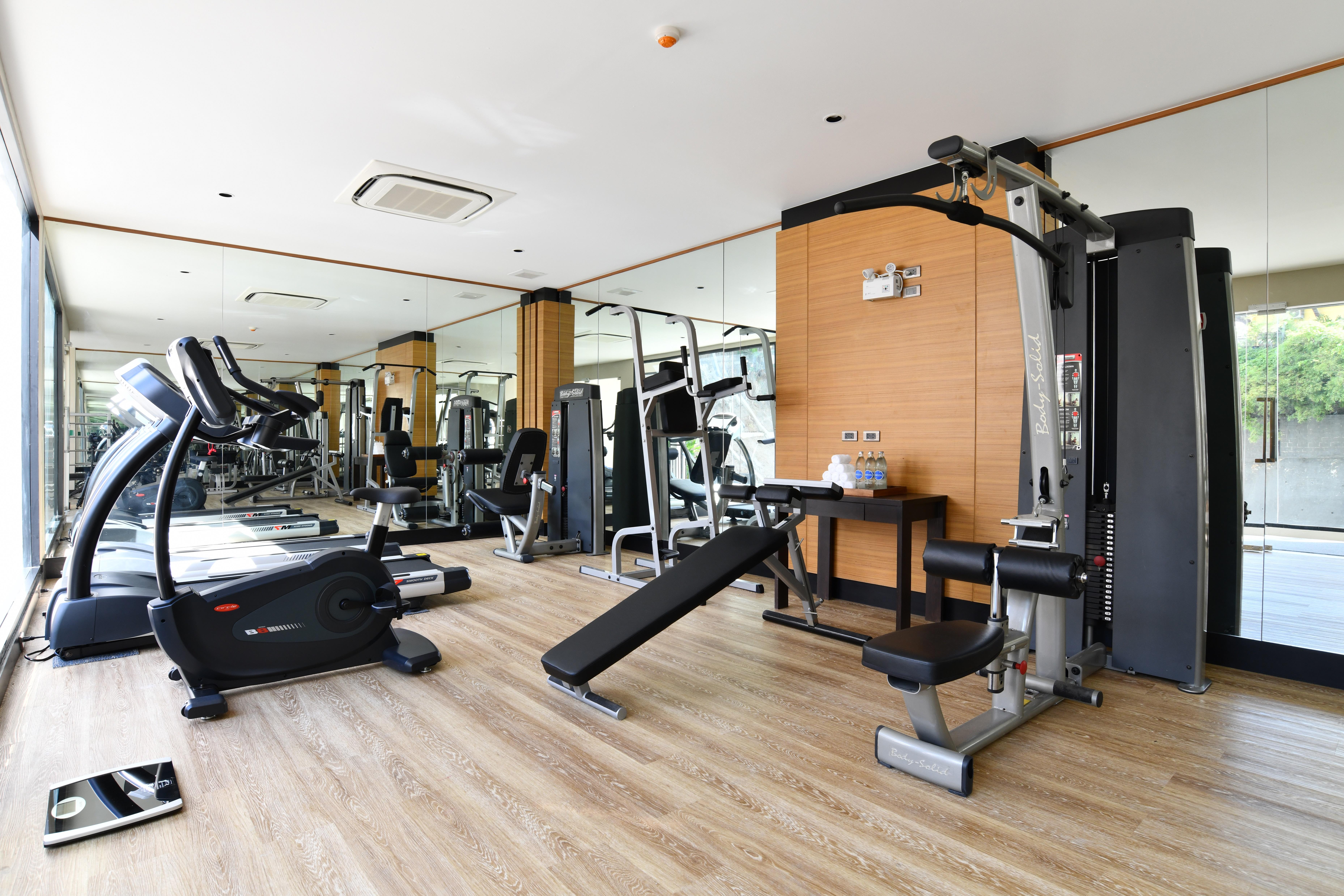 Skyview Resort Phuket Patong Beach Exterior foto A gym at a hotel