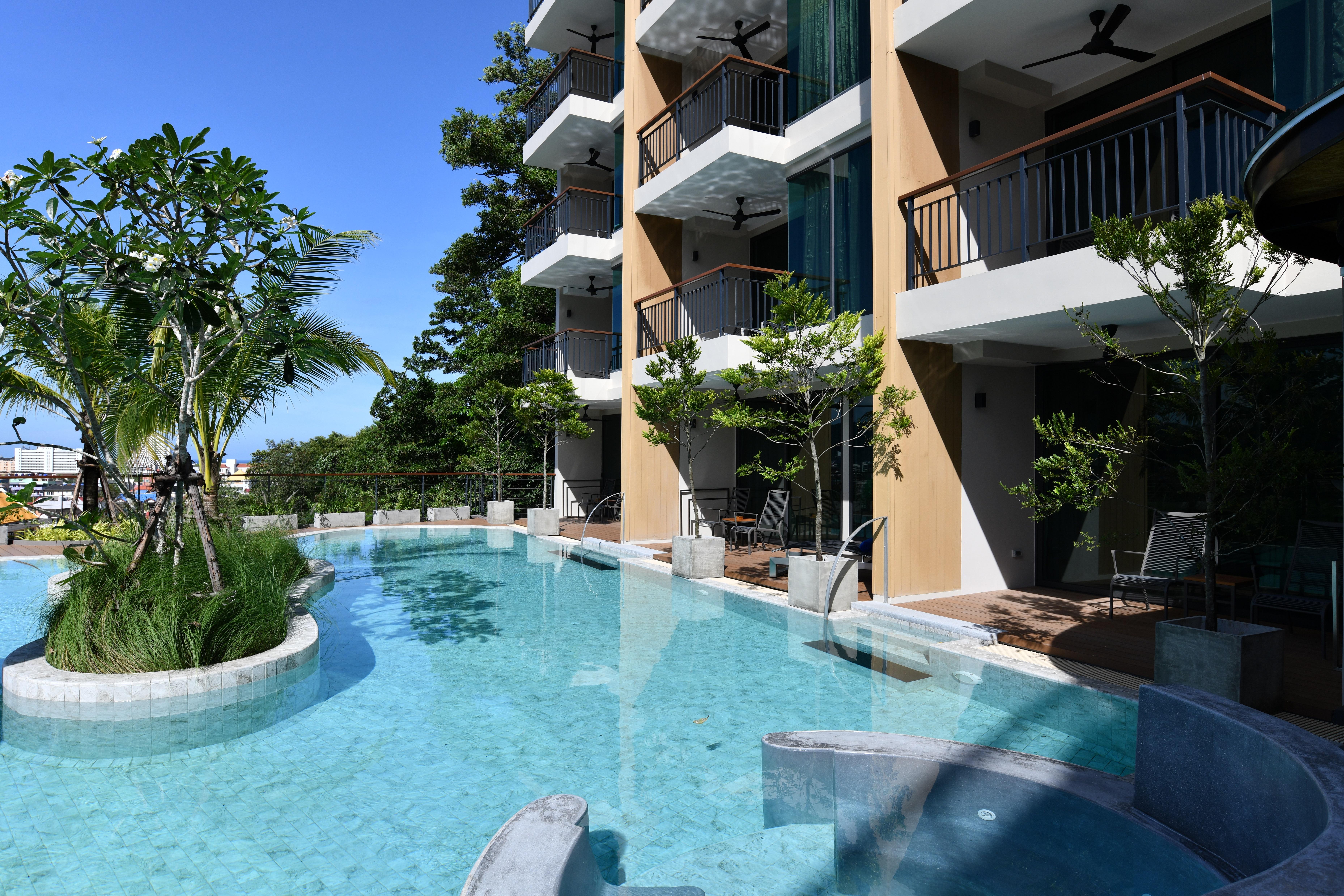 Skyview Resort Phuket Patong Beach Exterior foto The swimming pool at the hotel