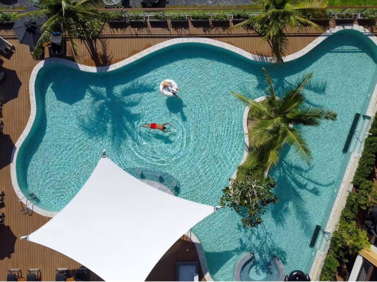 Skyview Resort Phuket Patong Beach Exterior foto Aerial view of the pool at the Hotel