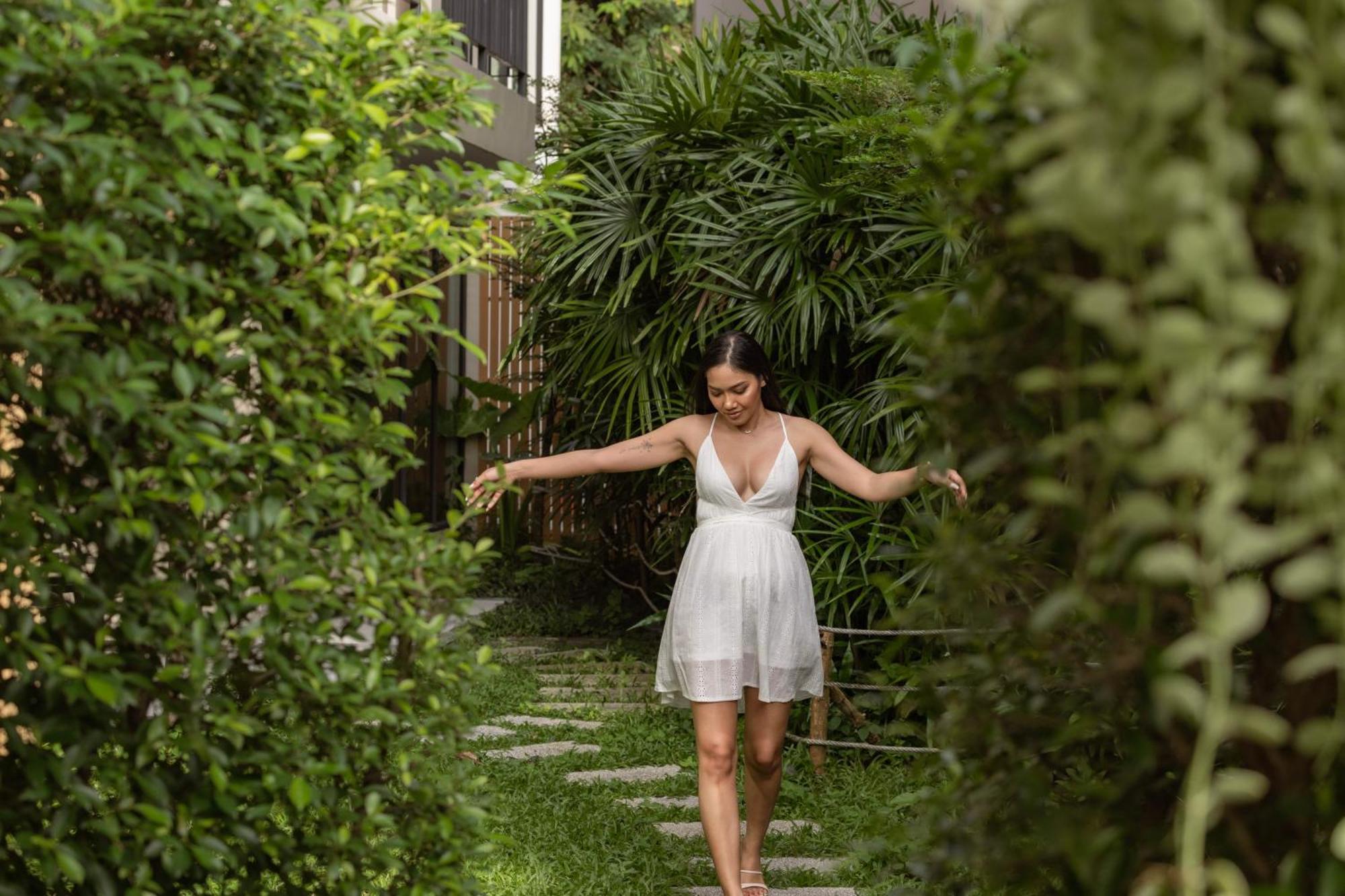 Skyview Resort Phuket Patong Beach Exterior foto A woman walking through a garden