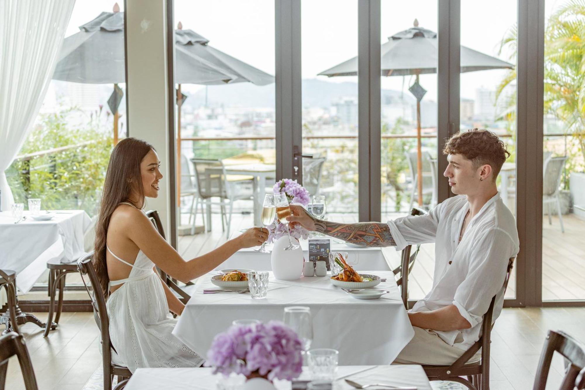 Skyview Resort Phuket Patong Beach Exterior foto A couple dining together