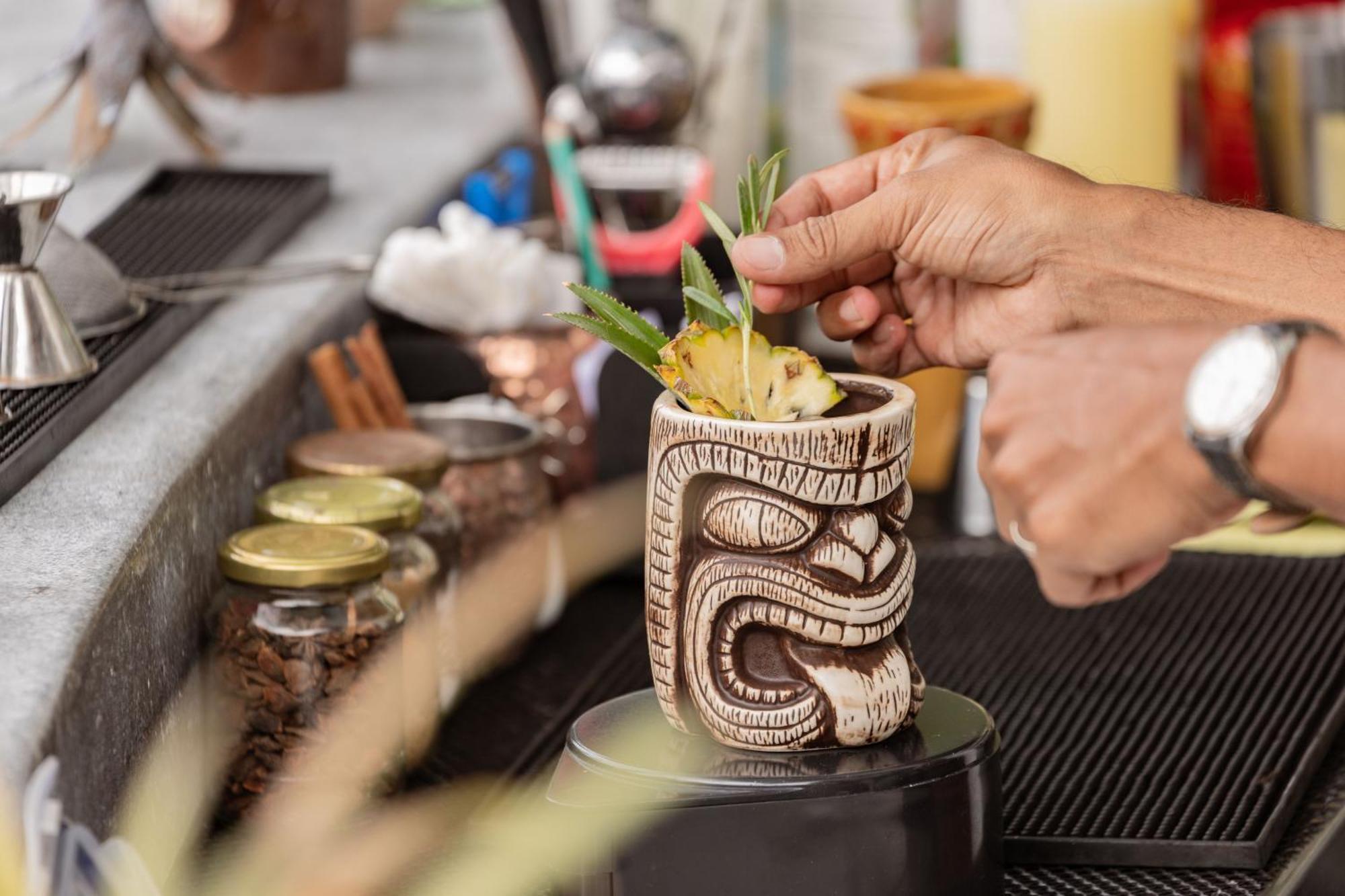 Skyview Resort Phuket Patong Beach Exterior foto A tiki drink being garnished