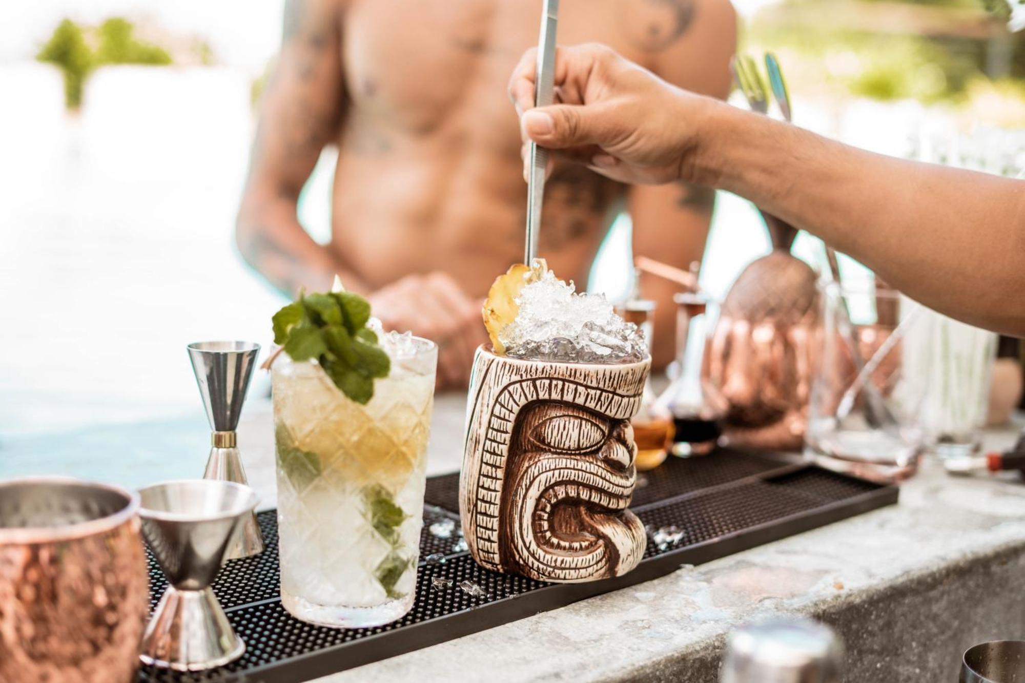Skyview Resort Phuket Patong Beach Exterior foto A tiki drink being stirred