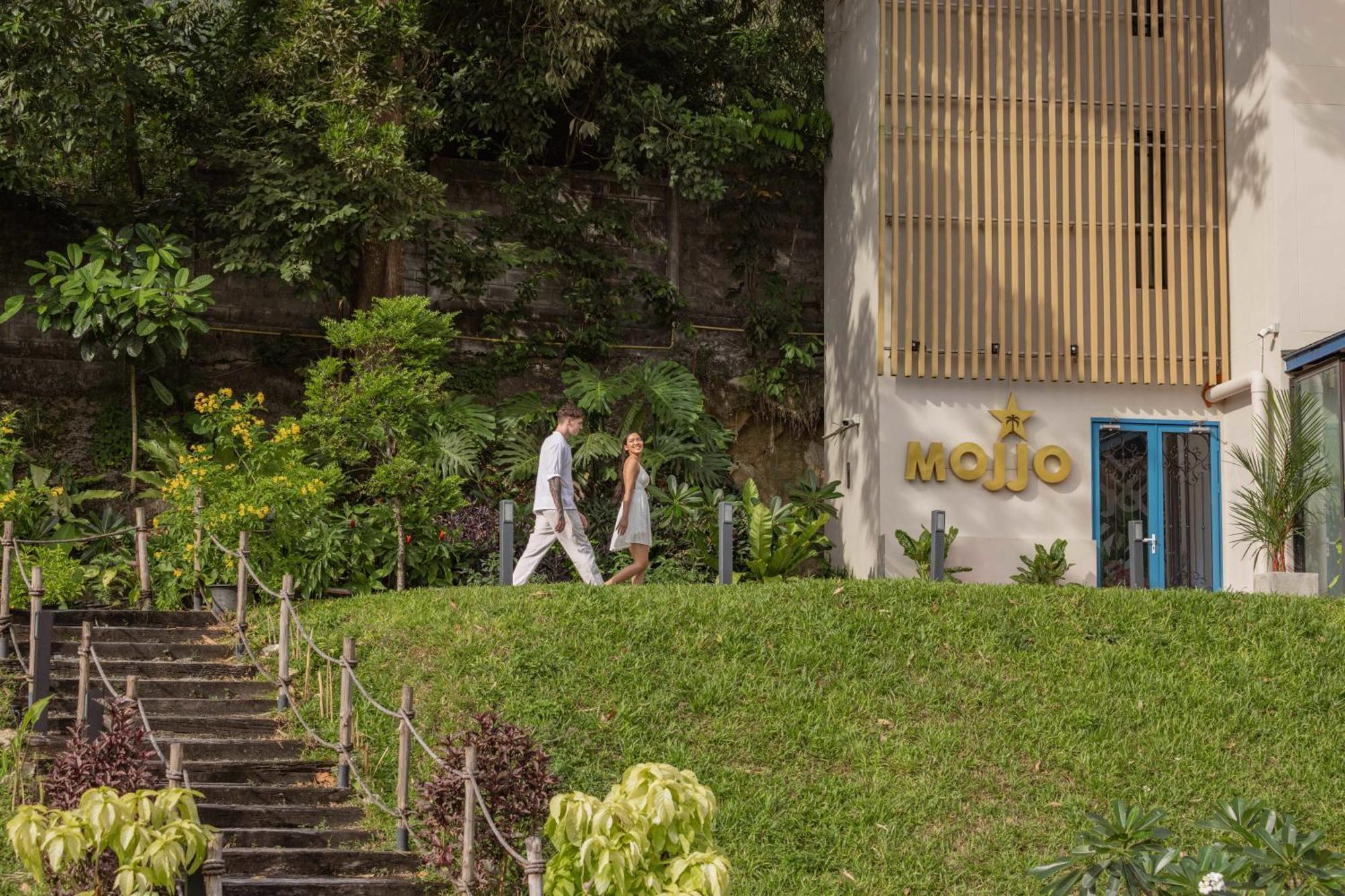 Skyview Resort Phuket Patong Beach Exterior foto The entrance to the MoJo