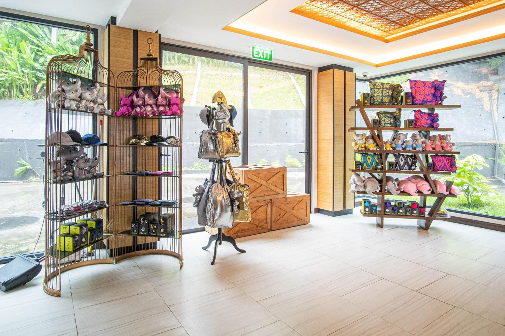 Skyview Resort Phuket Patong Beach Exterior foto The gift shop at the Butterfly in the City