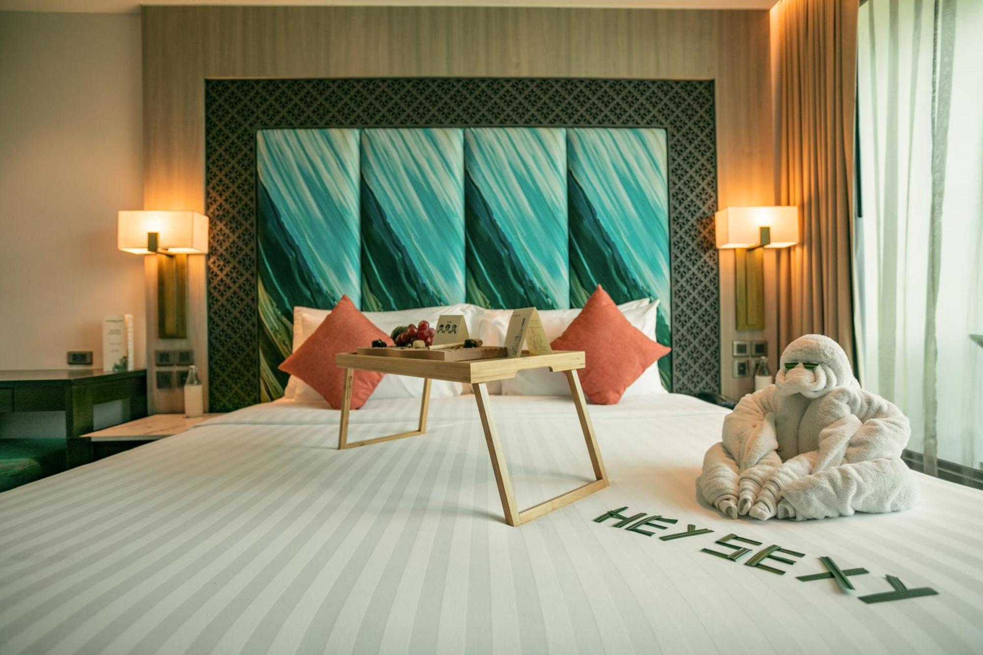 Skyview Resort Phuket Patong Beach Exterior foto A bedroom at the hotel
