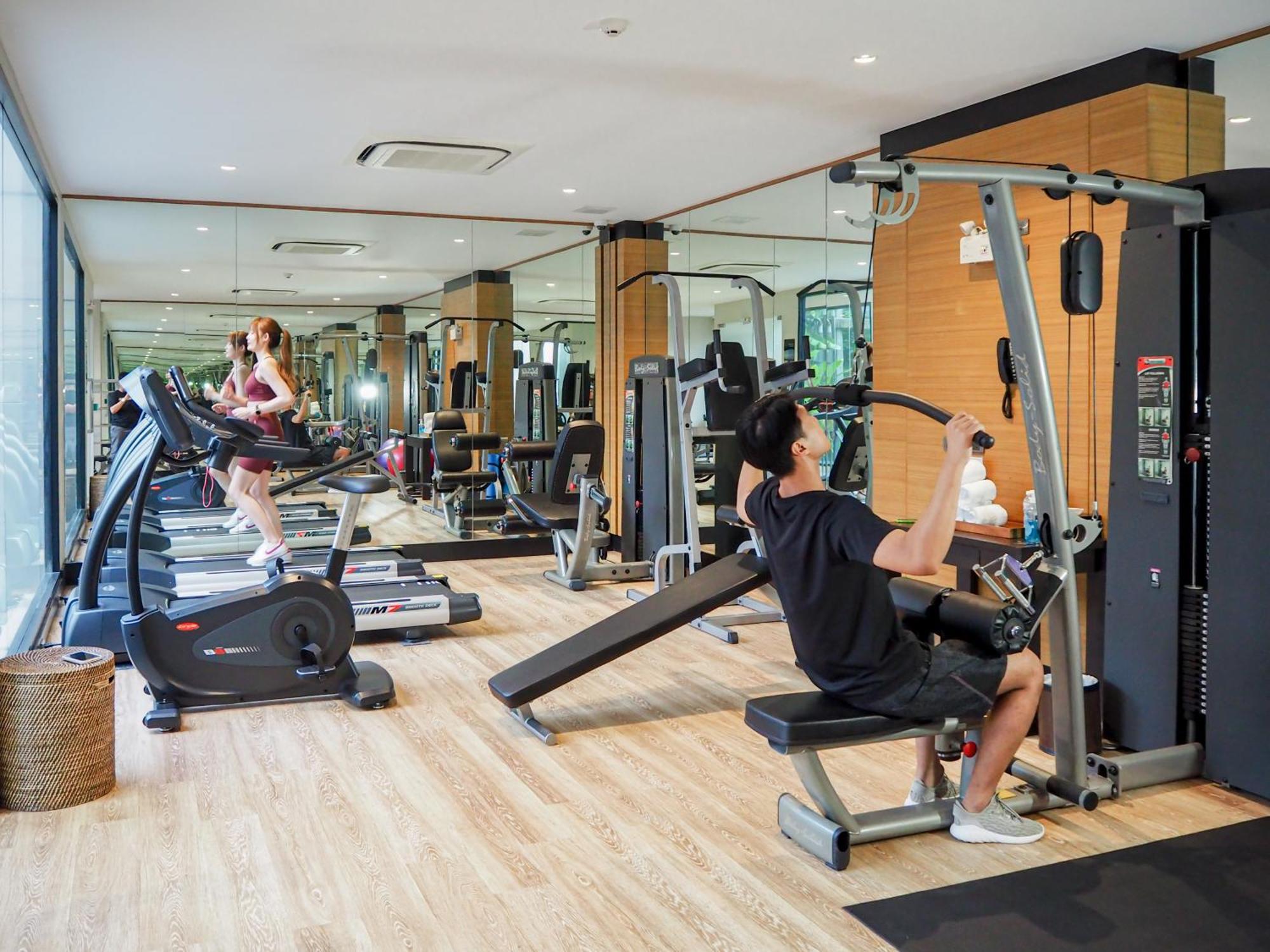 Skyview Resort Phuket Patong Beach Exterior foto The gym at the hotel