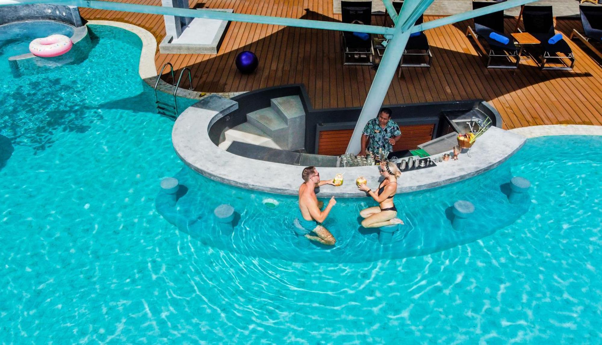 Skyview Resort Phuket Patong Beach Exterior foto The swim-up bar at the hotel