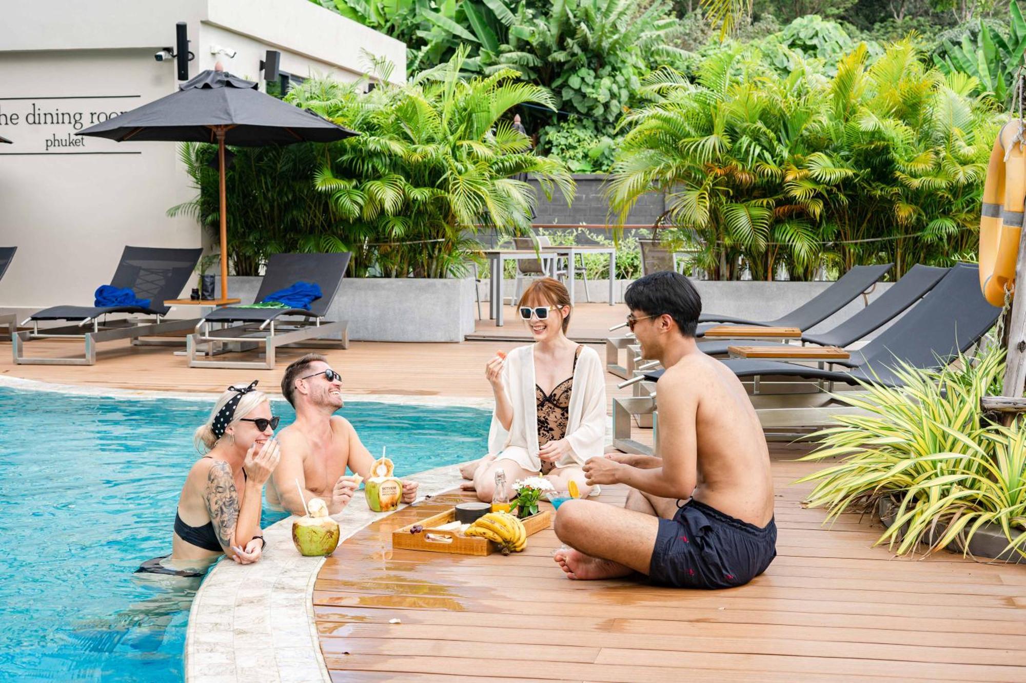 Skyview Resort Phuket Patong Beach Exterior foto Pool at The Royal