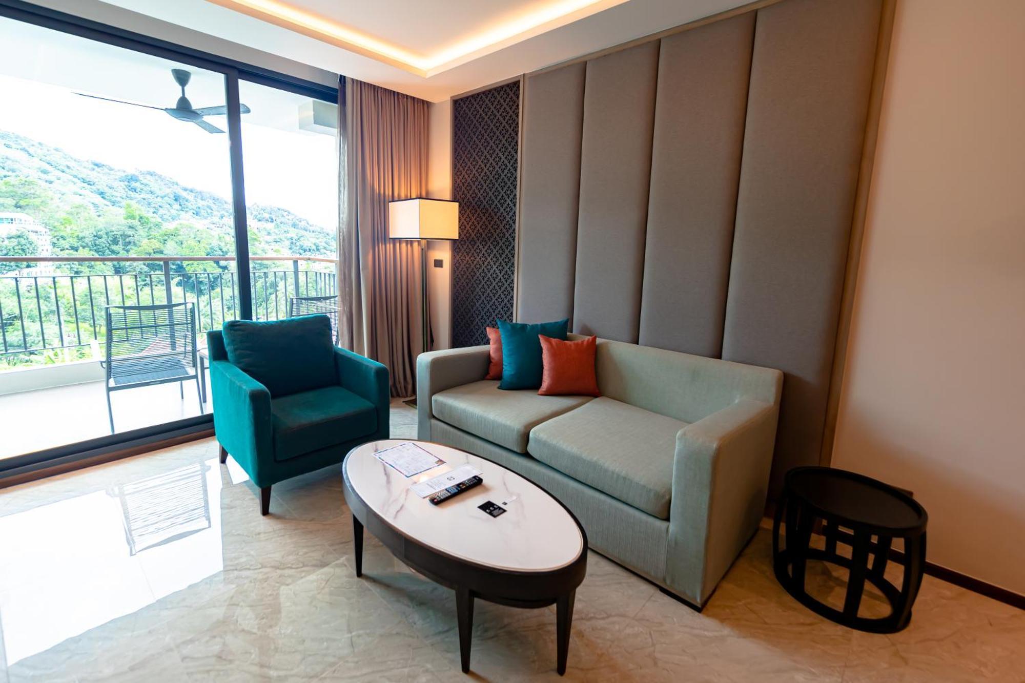 Skyview Resort Phuket Patong Beach Exterior foto Living room of a suite