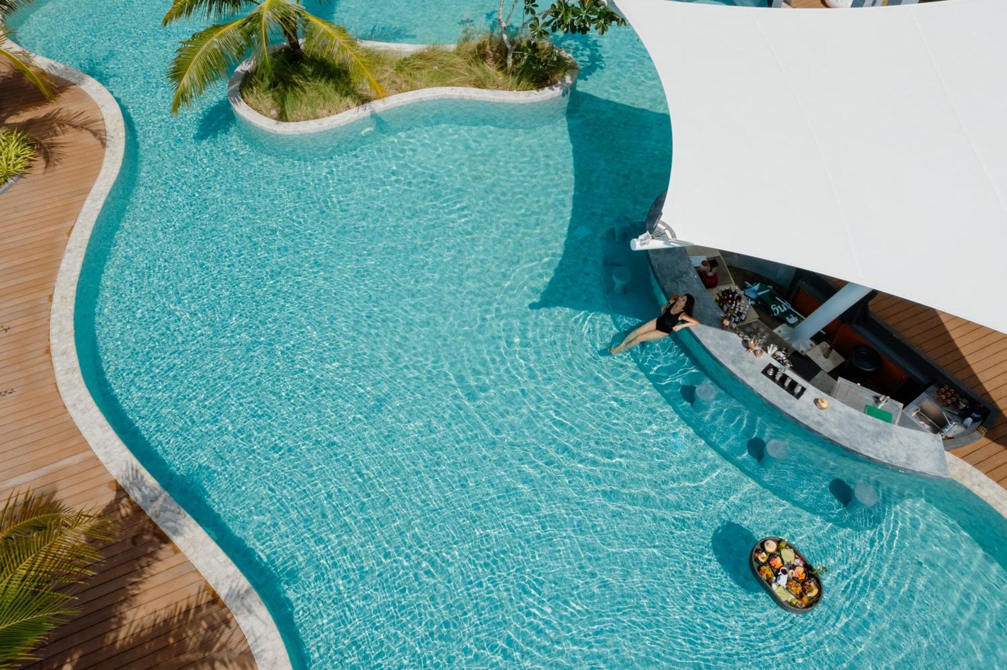 Skyview Resort Phuket Patong Beach Exterior foto The swimming pool at the resort