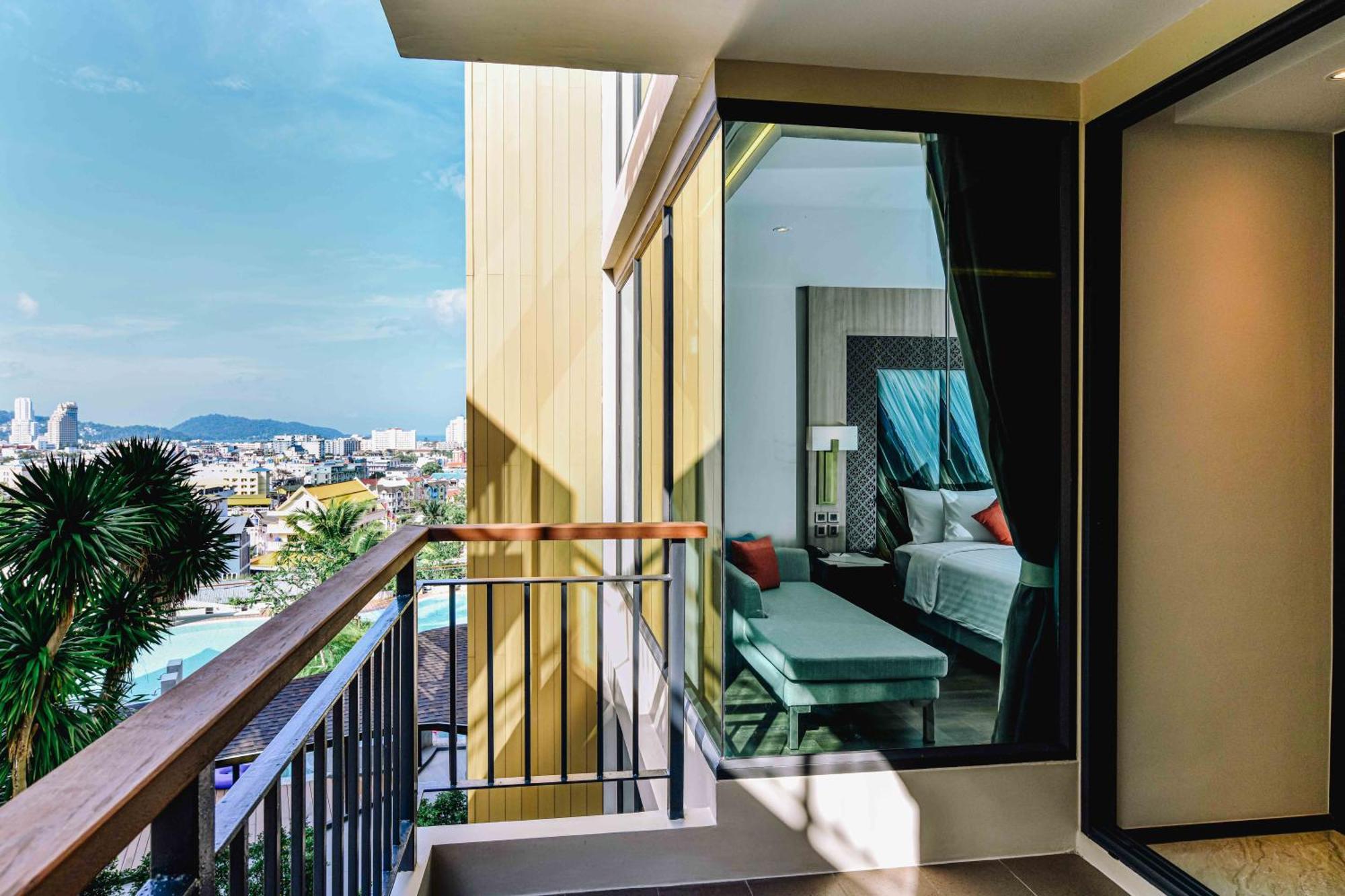 Skyview Resort Phuket Patong Beach Exterior foto Deluxe Room with balcony