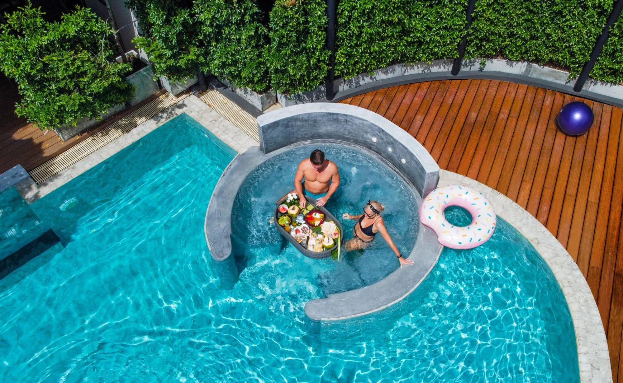 Skyview Resort Phuket Patong Beach Exterior foto A floating pool table