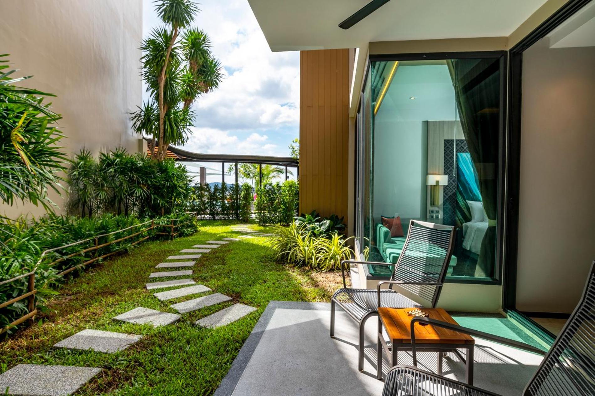 Skyview Resort Phuket Patong Beach Exterior foto A private garden at a hotel in Thailand